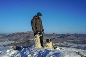 Hrvoje Jurić napravio je krug oko svijeta svojim električnim biciklom 2019. godine. Sada mu je cilj proputovati Norvešku, od Osla do Nordkappa, zajedno sa svoja dva vjerna suputnika, psima Enom i Maxom