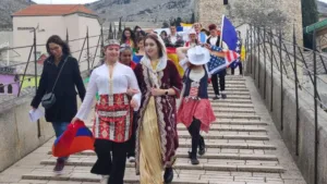 Na Starom mostu u Mostaru predstavljene tradicionalne nošnje i kulture 30 zemalja svijeta