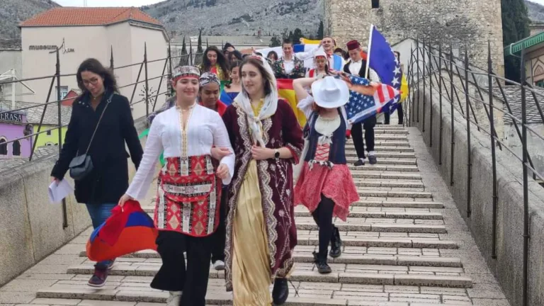 Na Starom mostu u Mostaru predstavljene tradicionalne nošnje i kulture 30 zemalja svijeta
