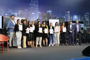 U okviru projekta "Podrška mladima u zapošljavanju u IT sektoru" svečano su u četvrtak uručeni certifikati polaznicima 1. ciklusa obuke za specijalistu digitalnog marketinga, word press developera te QA testera.  Projekt provodi REDAH u partnerstvu s Gradom Mostarom, Sveučilištem u Mostaru, kompanijom IT odjel Mostar i Službom za zapošljavanje HNŽ-a.