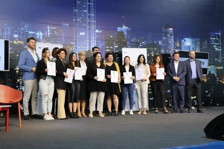 U okviru projekta "Podrška mladima u zapošljavanju u IT sektoru" svečano su u četvrtak uručeni certifikati polaznicima 1. ciklusa obuke za specijalistu digitalnog marketinga, word press developera te QA testera.  Projekt provodi REDAH u partnerstvu s Gradom Mostarom, Sveučilištem u Mostaru, kompanijom IT odjel Mostar i Službom za zapošljavanje HNŽ-a.