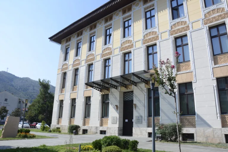Arhivska fotografija Gradske vijećnice Mostar, august 2023, ilustracija teme gradskog budžeta.
