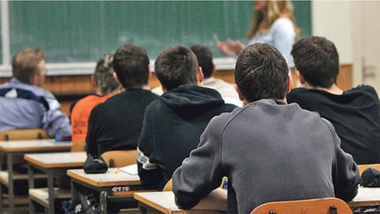 Učenici u školi - ilustracija uz rezultate PISA testiranja