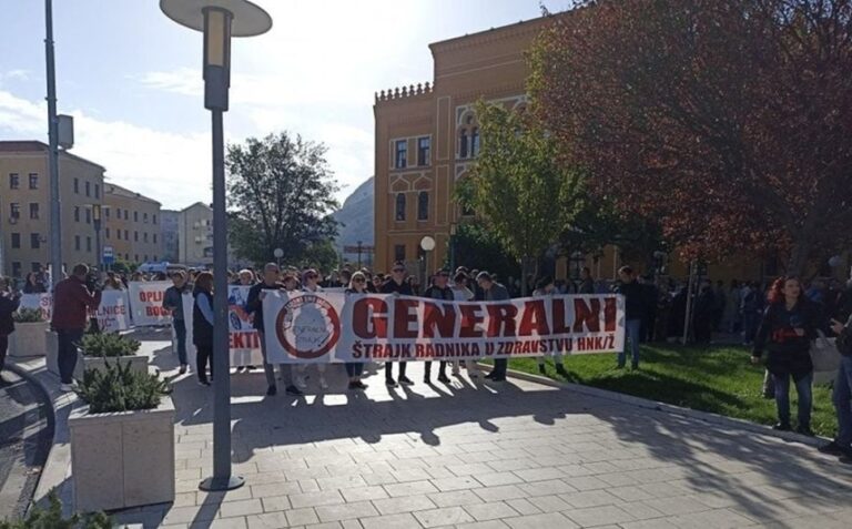 Protest u Mostaru - ilustracija slobode mirnog okupljanja