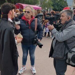 Novinar s mikrofonom tokom intervjua