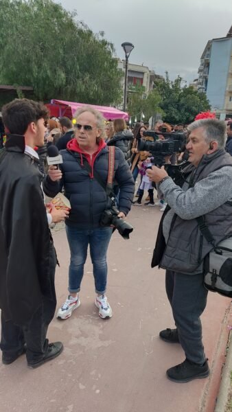 Novinar s mikrofonom tokom intervjua