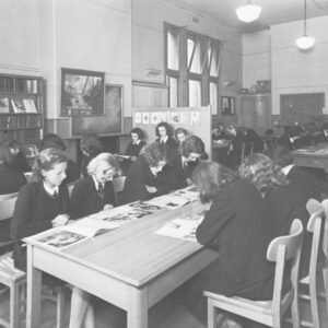 Historijska fotografija učenica u učionici