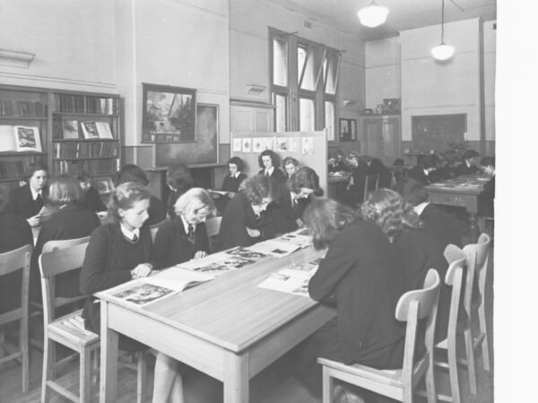 Historijska fotografija učenica u učionici