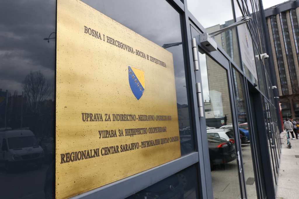 Četiri carinska službenika UIO BiH uhapšena zbog sumnje na primanje mita