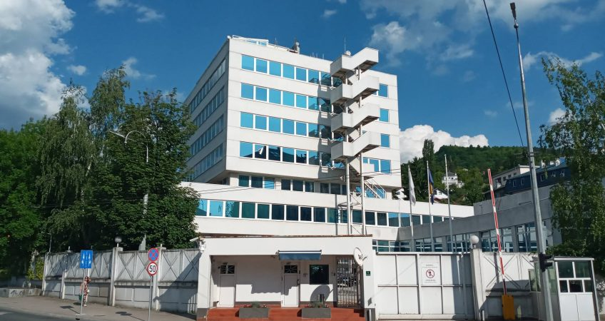 OHR u novom izvještaju upozorava na izostanak reformi i stanje medijskih sloboda u BiH